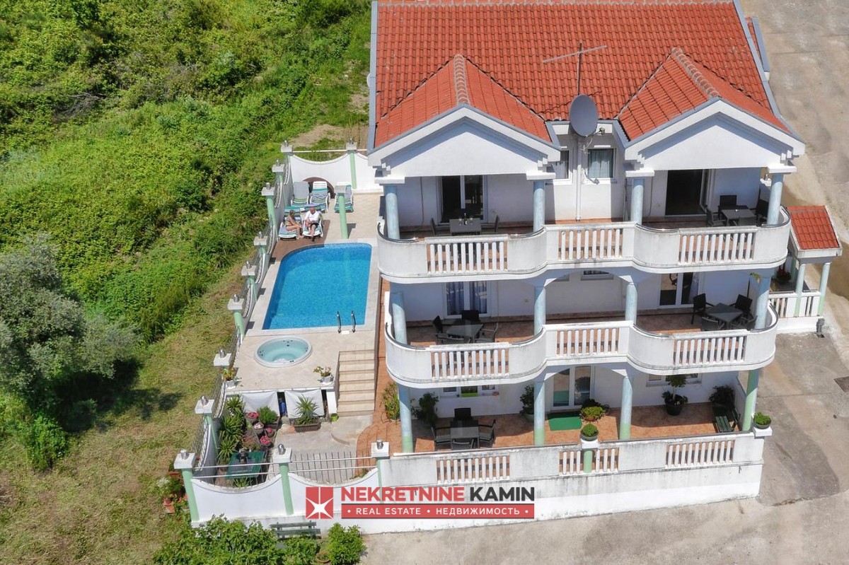 Tivat’ta satılık Havuzlu Geniş Villa – 620 m², Deniz Manzaralı